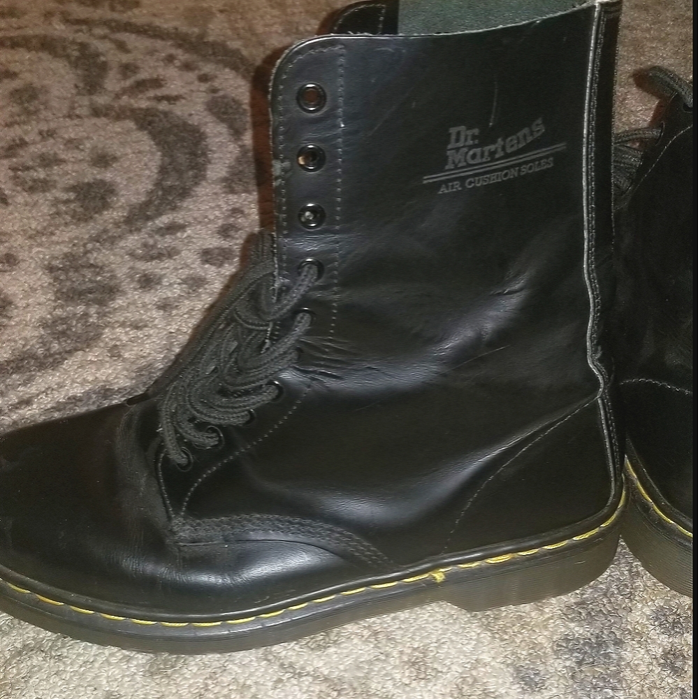 DR. MARTENS  10 HOLE "ORIGINAL" black men's boots.